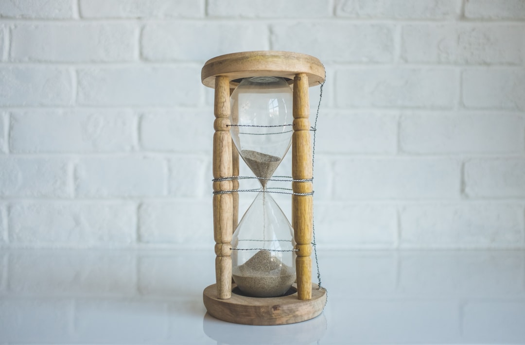 Hourglass with sand running through, representing the NCLEX five-hour limit